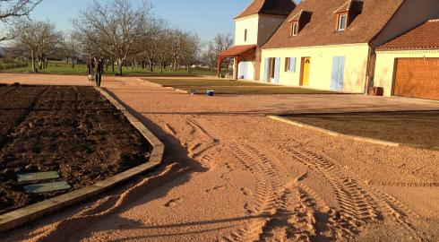 Terrassement et parc d'une maison neuve