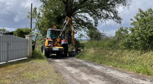 Fauchage des bords de routes avec tracteur épareuse 