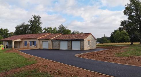 Création d'une cour en enrobé avec pose de pavés